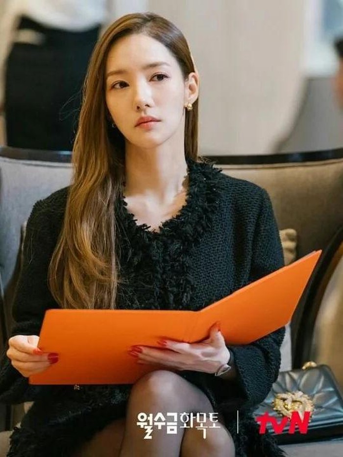 Pancarkan aura seksi, Park Min Young memakai rok mini serta jaket wol berwarna hitam dari Dolce & Gabbana. Beauties, harga outfit untuk penampilan ini mencapai Rp72 juta. Harga tersebut belum termasuk tasnya, ya./ Foto: instagram.com/tvn_drama