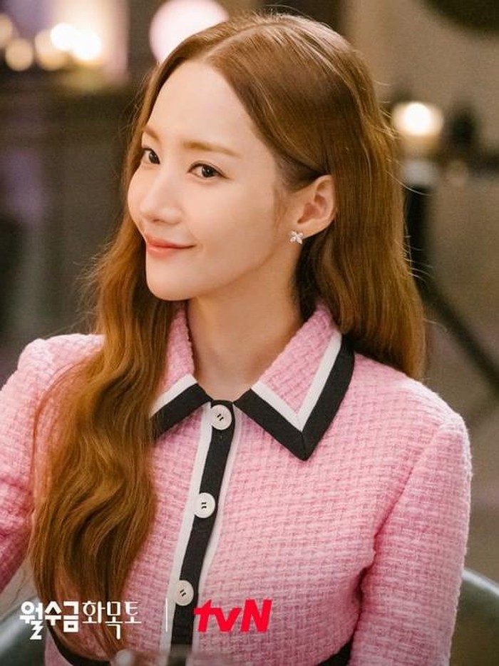 Park Min Young berperan sebagai Choi Sang Eun di Love In Contract. Penampilan perdananya, Park memakai tweed crop jacket dan mini skirt berwarna pink dari Miu Miu. Harga satu set outfit ini mencapai Rp69 juta lho, Beauties!/ Foto : instagram.com/tvn_drama