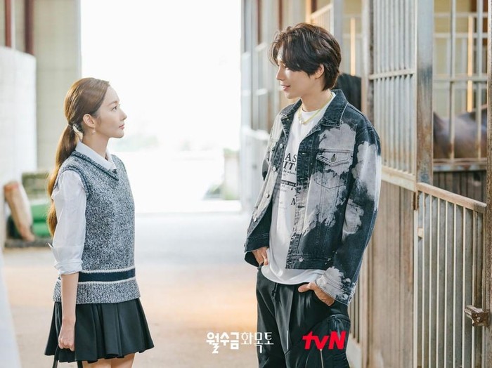 Park Min Young kembali memukau di episode terbaru Love In Contract. Kali ini, ia pakai v-neck sweater dari Dior. Dipadukan dengan kemeja putih dan rok lipit biru. Untuk harga atasannya saja, outfit ini dibanderol harga Rp61 juta./ Foto: instagram.com/tvn_drama