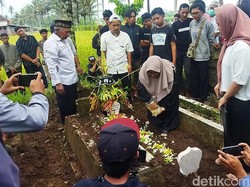 Isak Tangis Keluarga Iringi Pemakaman Reyvano, Korban Tragedi Kanjuruhan