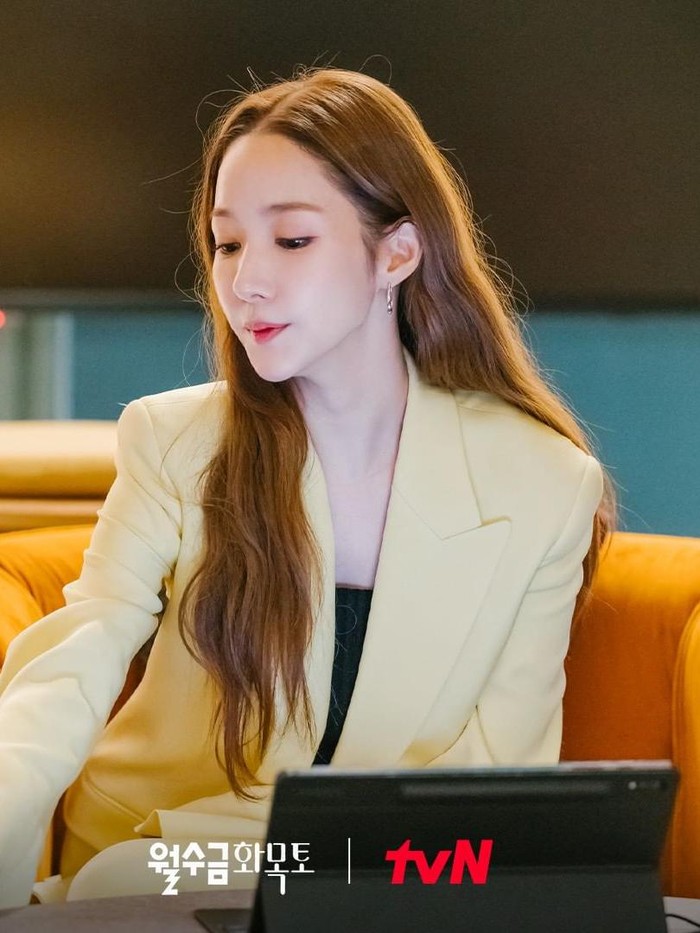 Peran Park Min Young kali ini unik karena sudah menikah berkali-kali. Namun itu hanya bisnis, beauties. Pakai jaket klasik serta celana berpinggang tinggi kuning dari Chloe, Park Min Young terlihat profesional, ya!/ Foto: instagram.com/tvn_drama