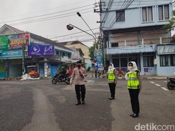 Peringati Hari Santri, Polisi Nganjuk Berbalut Busana Muslim Layani Warga