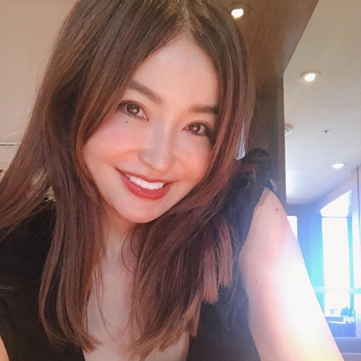 <p>Lahir pada 1971 silam, Risa Hirako sering dipuji masih terlihat seperti wanita berusia 20 tahun. Banyak orang penasaran dengan rutinitas kecantikan yang ia lakukan agar terlihat awet muda. (Foto: Instagram @risa_hirako)</p>