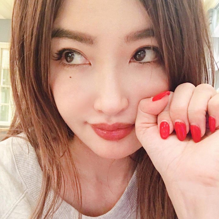 <p>"Saya membuat potongan poni yang tipis. Kemudian saya memilih warna rambut cerah seperti krem, atau merah muda kecoklatan," tulis Risa di salah satu unggahan fotonya. (Foto: Instagram @risa_hirako)</p>