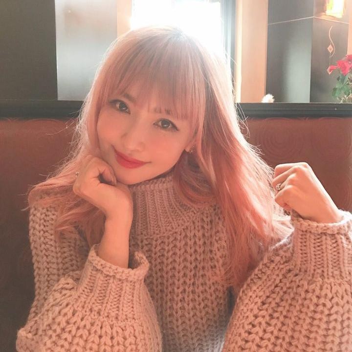 <p>Risa Hirako sangat menjaga penampilannya agar terlihat lebih menarik. Salah satu rahasianya adalah permainan warna dan gaya potongan rambut. (Foto: Instagram @risa_hirako)</p>