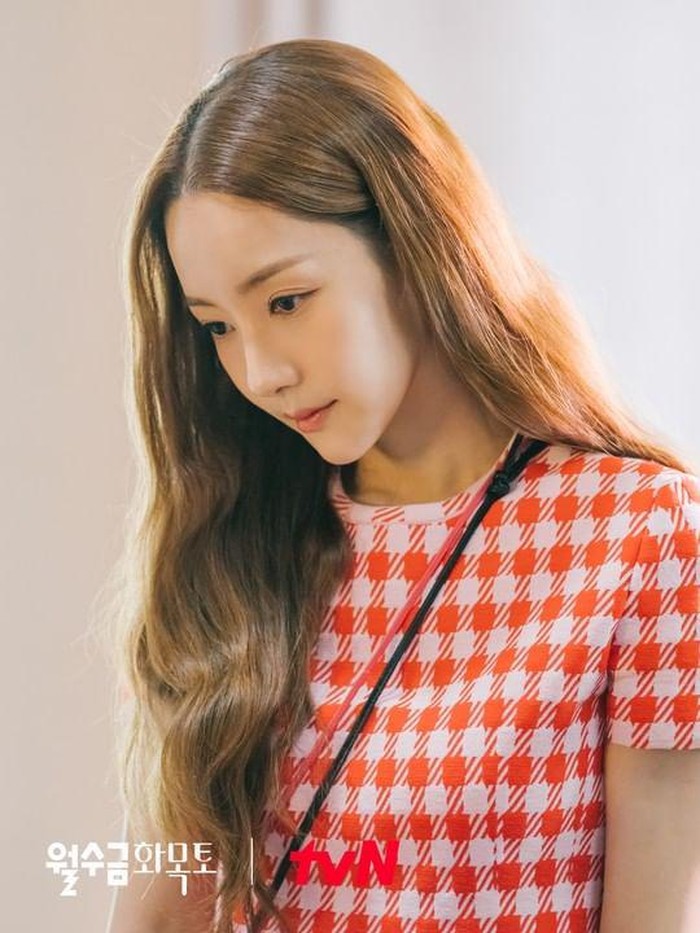 Tampil lucu dan menggemaskan, Park Min Young juga pakai crop top dan mini skirt yang match berwarna merah-putih. Setelan dari ALAIA ini berkisar Rp40 juta. Cocok banget dipakai hangout saat musim panas./ Foto: instagram.com/tvn_drama