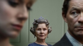 Diberondong Kritik, The Crown 5 Akhirnya Pasang Label Dramatisasi