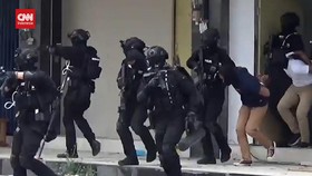 VIDEO: Momen Pasukan Gabungan Gerebeg Sarang Teroris Di Bali