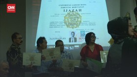VIDEO: Teman Kuliah Jokowi Ramai-Ramai Tunjukkan Ijazah dan Foto