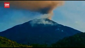VIDEO: Gunung Kerinci Erupsi, Warga Tetap Beraktivitas