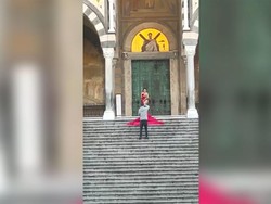 Gile Bener! Turis Berpose Bugil di Depan Katedral
