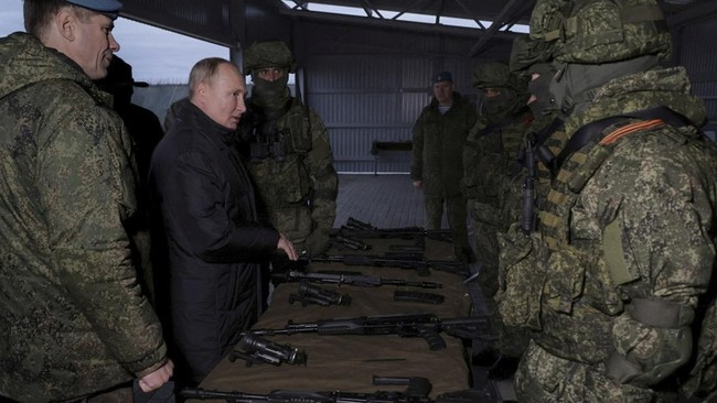 Presiden Rusia Vladimir Putin meminta para tentaranya yang terluka agar tetap wajib militer dan membantu invasi di Ukraina.