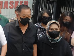 Tangis Purnawirawan Jenderal Ayah Eks Anak Buah Irjen Teddy Minahasa