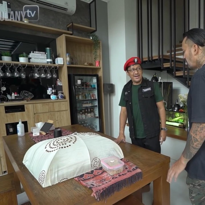 <p>Di ruang makan, Tora Sudiro membuat pojokan kecil mini bar. Pelawak sekaligus aktor ini juga meletakkan akuarium reptilnya di ruang makan. (Foto: YouTube TAULANY TV)</p>