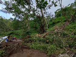 Longsor di Ponorogo Putus Jalan Desa dan Akses Menuju Telaga Ngebel
