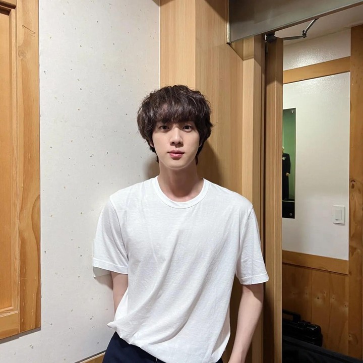 <p>Kabar tersebut diumumkan secara resmi melalui akun media sosial BTS, Jin akan membawakan lagunya untuk pertama kali di konser Coldplay yang akan digelar di Argentina. (Foto: Instagram @jin)<br /><br /><br /></p>