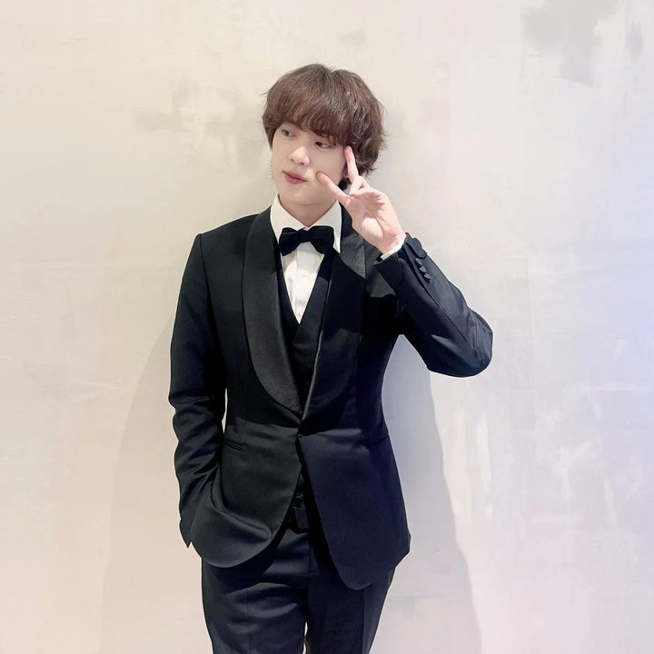 <p>Sebelum tugas negara tersebut dipenuhi, pria dengan nama lengkap Kim Seok Jin itu akan merilis single The Astrounout pada 28 Oktober 2022. (Foto: Instagram @jin)<br /><br /><br /></p>