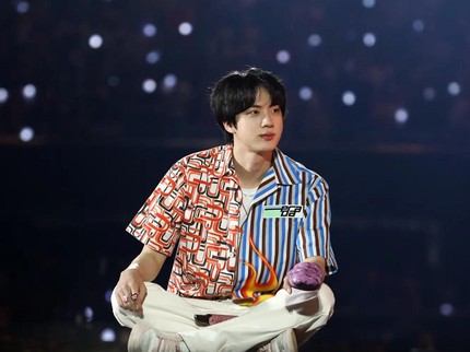 7 Potret Jin BTS yang Akan Rilis Single 'The Astronout' di Konser Coldplay Sebelum Wamil