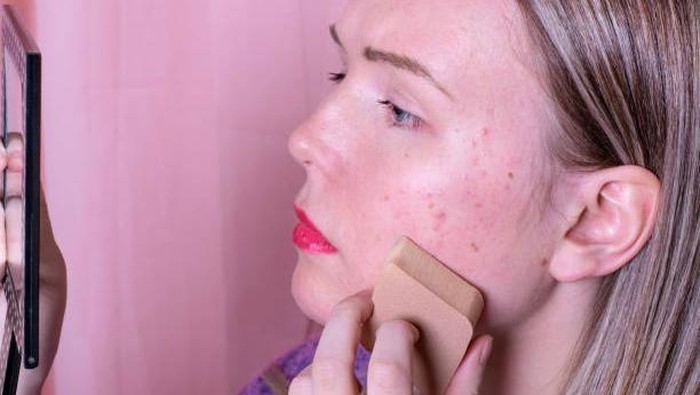 5 Daftar Kandungan Makeup yang Sebaiknya Dihindari oleh Kulit Berminyak dan Rentan Berjerawat 5 Daftar Kandungan Makeup yang Sebaiknya Dihindari oleh Kulit Berminyak dan Rentan Berjerawat