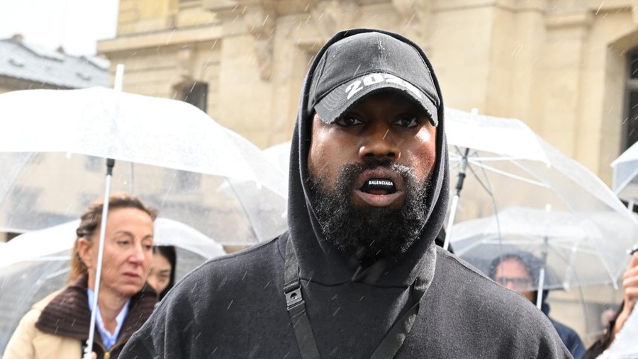 Kanye West dan Balenciaga PARIS, FRANCE - OCTOBER 02: (EDITORIAL USE ONLY - For Non-Editorial use please seek approval from Fashion House) Kanye West attends the Givenchy Womenswear Spring/Summer 2023 show as part of Paris Fashion Week on October 02, 2022 in Paris, France. (Photo by Stephane Cardinale - Corbis/Corbis via Getty Images)