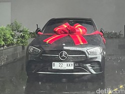 Dilamar Pacar saat Ultah, Kiky Saputri Dapat Mercy Mewah