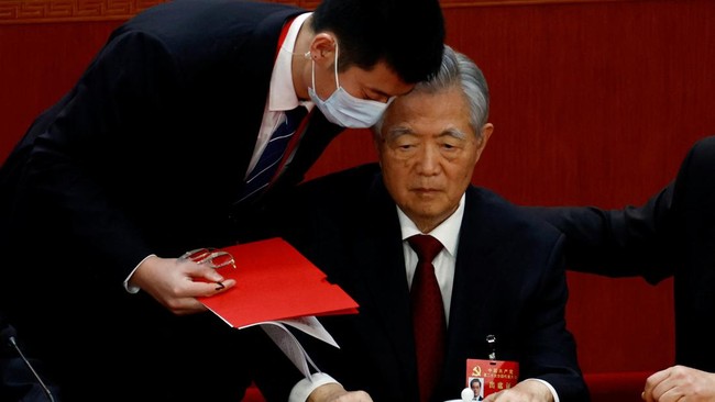 Mantan Presiden China Hu Jintao dibawa keluar saat penutupan Kongres Partai Komunis China (PKC), Sabtu (22/10). Apa yang membuatnya harus digiring keluar?
