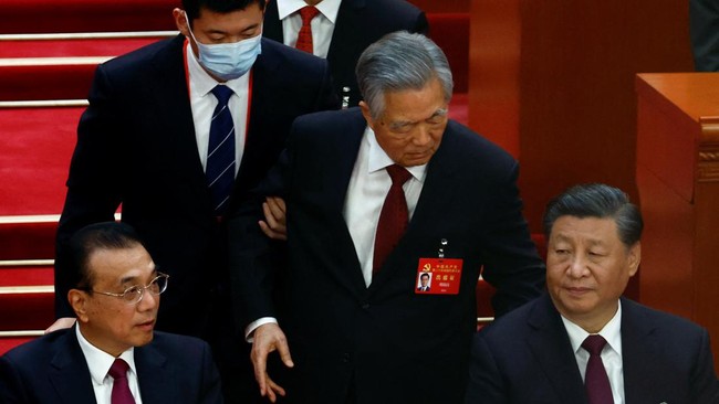 Kongres Partai Komunis China tahun ini berjalan di luar kelaziman di negara itu, lantaran dirongrong tiga insiden.