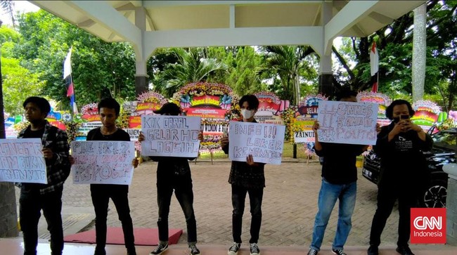 Demo mahasiswa mewarnai pemberian gelar Doktor Kehormatan (Honoris Causa) dari Universitas Negeri Semarang (UNNES) kepada KSP Moeldoko.