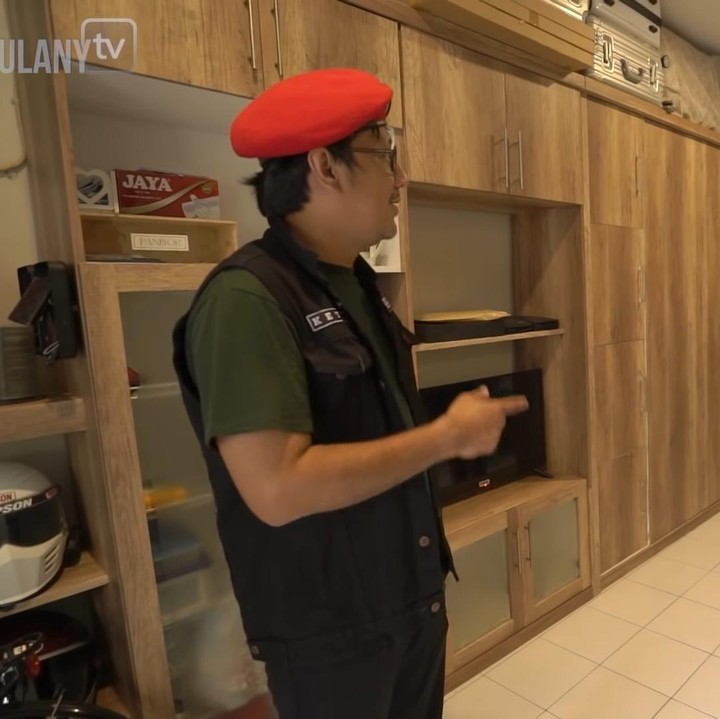 <p>Rumah pasangan pelawak sekaligus aktris dan aktor Indonesia, Mieke Amalia dan Tora Sudiro ternyata gabungan dari tiga rumah jadi satu. Tampak belakang pun dijadikan ruang penyimpanan oleh Mieke dan Tora. (Foto: YouTube TAULANY TV)</p>