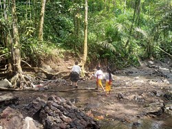 Jalan Jebol, Siswa Seberangi Sungai Demi Rayakan Saraswati di Sekolah