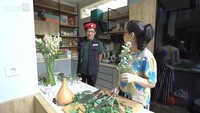 <p>Selain untuk memasak, Mieke Amalia juga memanfaatkan dapurnya untuk memotong daun dan merangkai bunga. (Foto: YouTube TAULANY TV)</p>