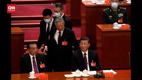 VIDEO: Momen Eks Presiden China Dibawa Keluar Saat Penutupan Kongres