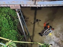 Truk Molen Tabrak Jembatan Lalu Masuk Sungai di Tuban, 1 Orang Tewas