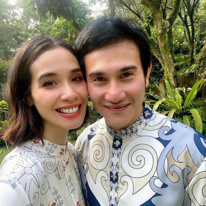 <p>Di kesempatan yang sama, Vino juga menuliskan harapannya, Bunda. Harapannya, semoga ia dan istri tetap bisa berkarya bersama dan memberikan karya terbaik untuk kemajuan film Indonesia. (Foto: Instagram @vinogbastian__)<br /><br /><br /></p>