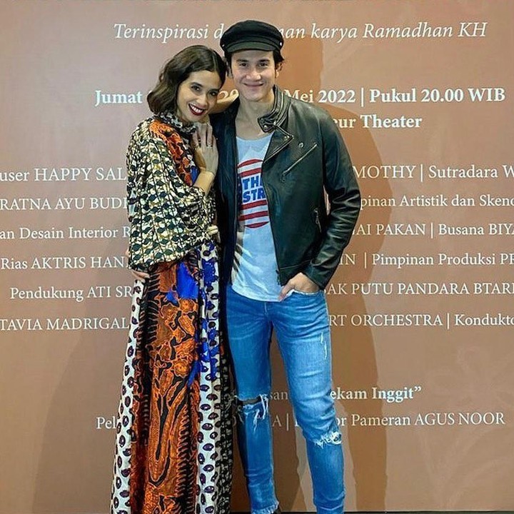 <p>"Kursi bioskop ini jadi saksi jatuh bangunnya kita berdua dalam berkarya di Industri Film Indonesia. Dan tanpa di sadari kami duduk kursi nomor 20. Semoga kami bisa terus memberikan karya terbaik untuk kemajuan Film Indonesia. Selamat 10 tahun sayang.. Love You. #October20th," tulisnya. (Foto: Instagram @vinogbastian__)<br /><br /><br /></p>
