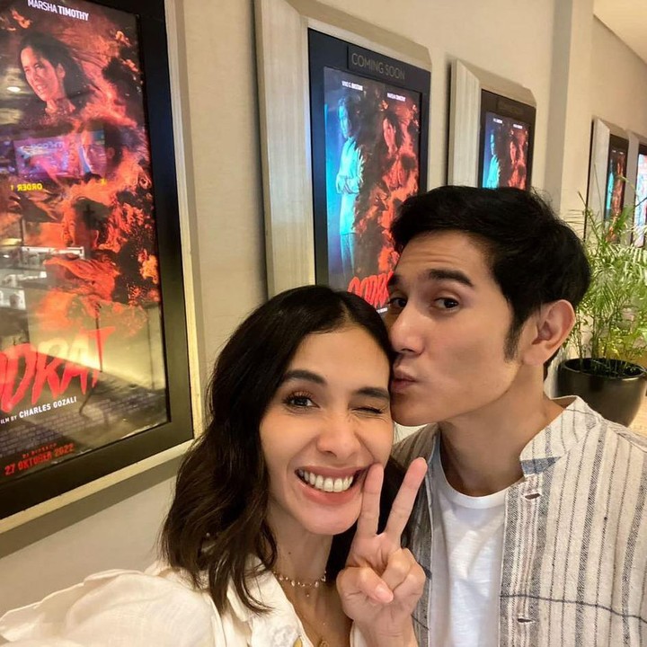 <p>Postingan Vino ini lantas menuai banyak komentar, Bunda. Mereka mendapat ucapan dan doa. "Happy wedding to kk vino g bastian dan kk marsha timothy semoga tambah rezeki nya tambah sayang sama kk marsha dan jizzy semoga sukses selalu," tulis akun @tini****. (Foto: Instagram @vinogbastian__)</p>