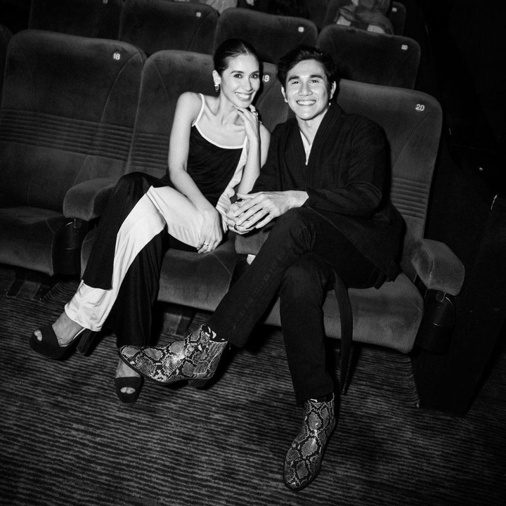 <p>Keduanya saling mengenal saat sama-sama terjun ke dunia film. "Sebelum kenal sudah sama2 di Film, setelah nikah semakin cinta sama dunia film, dan setelah 1 Dekade nikah Alhamdulillah akhirnya bisa berkarya bareng lagi di Film," tulis Vino, dikutip dari akun @vinogbastian__. (Foto: Instagram @vinogbastian__)<br /><br /><br /></p>