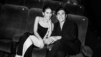 <p>Keduanya saling mengenal saat sama-sama terjun ke dunia film. "Sebelum kenal sudah sama2 di Film, setelah nikah semakin cinta sama dunia film, dan setelah 1 Dekade nikah Alhamdulillah akhirnya bisa berkarya bareng lagi di Film," tulis Vino, dikutip dari akun @vinogbastian__. (Foto: Instagram @vinogbastian__)<br /><br /><br /></p>