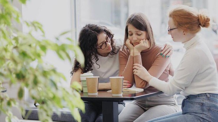5 Cara Berikan Dukungan pada Teman yang Tengah Mengalami Masalah Mental