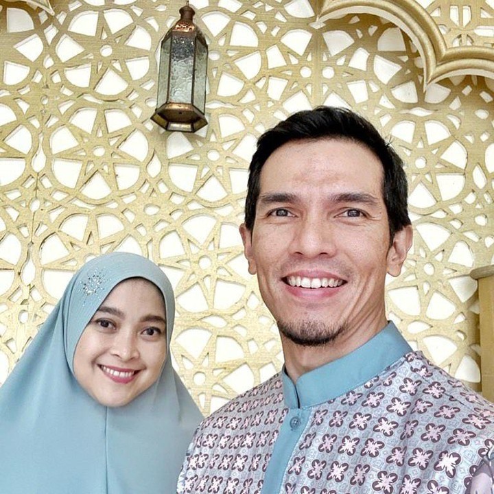 <p>Aktor sekaligus pembawa acara Adrian Maulana telah membangun rumah tangga dengan wanita yang juga sempat menjadi presenter bernama Dessy Ilsanty.  (Foto: Instagram @adrianmaulana)</p>