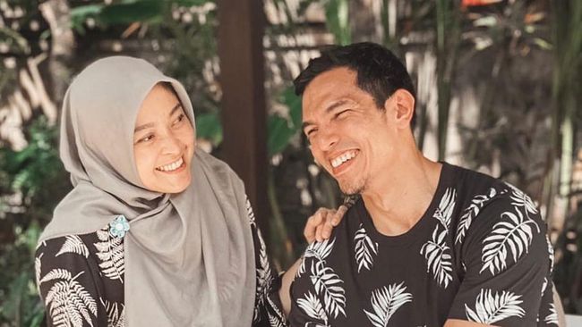 7 family portraits of Adrian Maulana and Dessy Ilsanti, married for 21 years and always cool Ayem