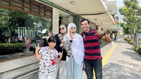 <p>Jauh dari kata mewah, liburan keluarga artis ini tetap terlihat hangat meski sederhana. Seperti ketika Adrian mengajak keluarganya jalan-jalan ke kawasan Cikini, Jakarta Pusat. Terlihat pula di aku Instagramnya, Adrian, istri, dan sang anak juga gemar menggunakan transportasi umum ketimbang pribadi lho.(Foto: Instagram @adrianmaulana)</p>