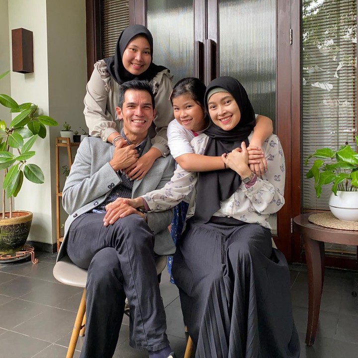 <p>Adrian Maulana dan Dessy Ilsanty dikaruniai dua anak. Mereka adalah Sharla Martiza Maulanaputri dan Sheza Medina Maulanaputri. (Foto: Instagram @adrianmaulana)</p>