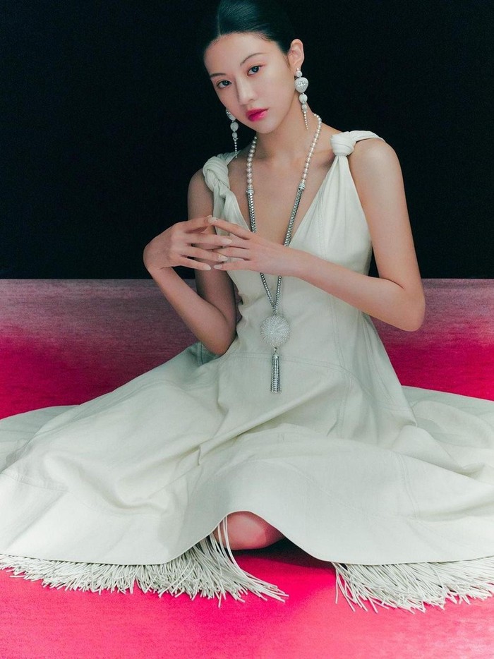Aktris cantik Go Yoon Jung memang memiliki visual yang cantik dan sangat memukau, kecantikan khas model Korea./ Foto: instagram.com/voguekorea