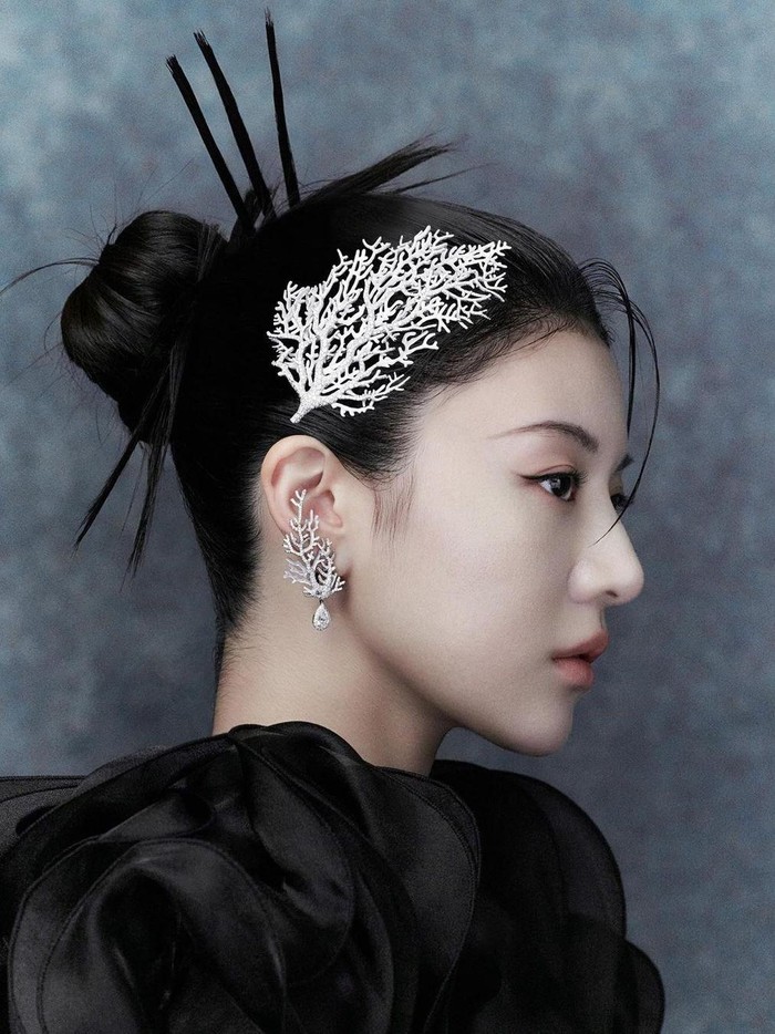 Aktris dan model kelahiran tahun 1996 ini akan kembali menyapa penggemar lewat drama ‘Alchemy of Souls Part 2’ yang tayang di bulan Desember nanti./ Foto: instagram.com/voguekorea