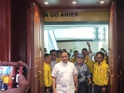 Hadiri Acara Relawan, Anies Disambut Lagu Maju Tak Gentar