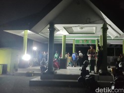 Warga 4 RT Ngungsi di Balai RW Mlaten Dampak Puting Beliung Sidoarjo