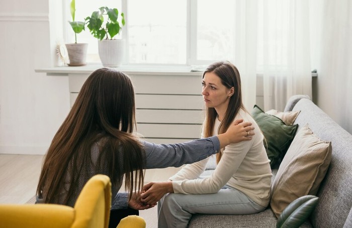 Bercerita ialah hal yang sulit dilakukan oleh mereka yang mengalami masalah mental. Oleh karena itu, buatlah temanmu merasa aman sekaligus nyaman untuk terbuka denganmu.