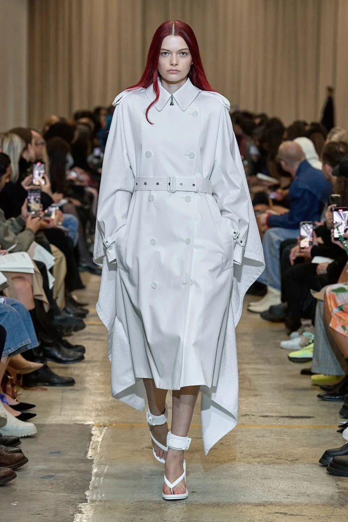 Selama menjadi creative director Burberry, Tisci juga sering mendesain ulang busana ikonis label ini yakni trench coat jadi lebih modern. Foto: Courtesy of Burberry