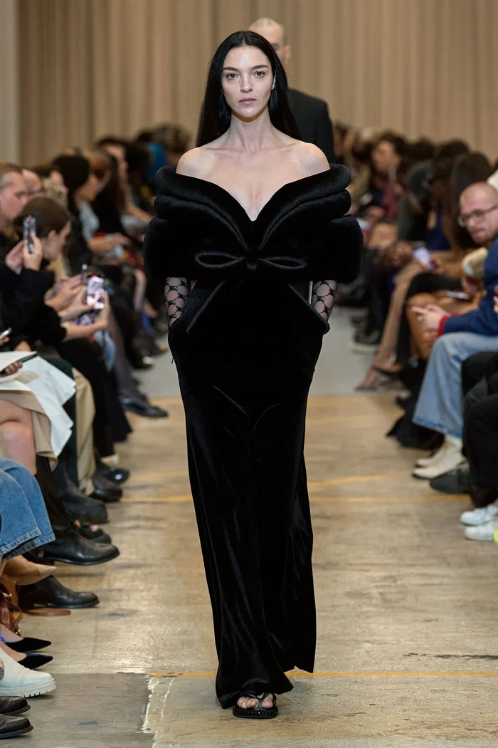 Peragaan ditutup dengan parade gaun off-shoulder hitam yang mewakili gaya klasik sekaligus gothic khas Riccardo Tisci. Foto: Courtesy of Burberry